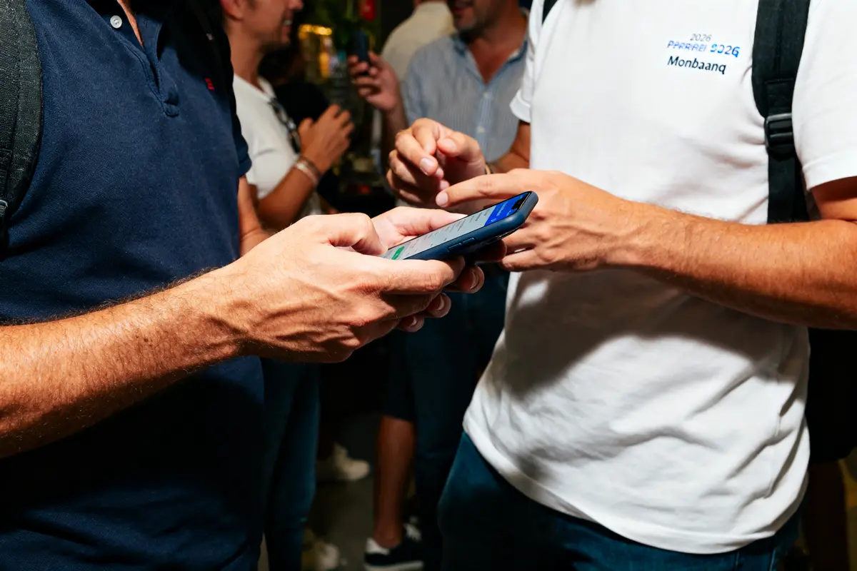 Personnes utilisant des smartphones pour une discussion sur le parrainage banque en réunion casual