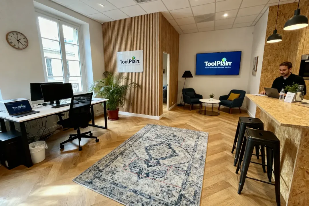Bureau moderne avec ordinateur et décoration accueillante pour entreprise TooPlans