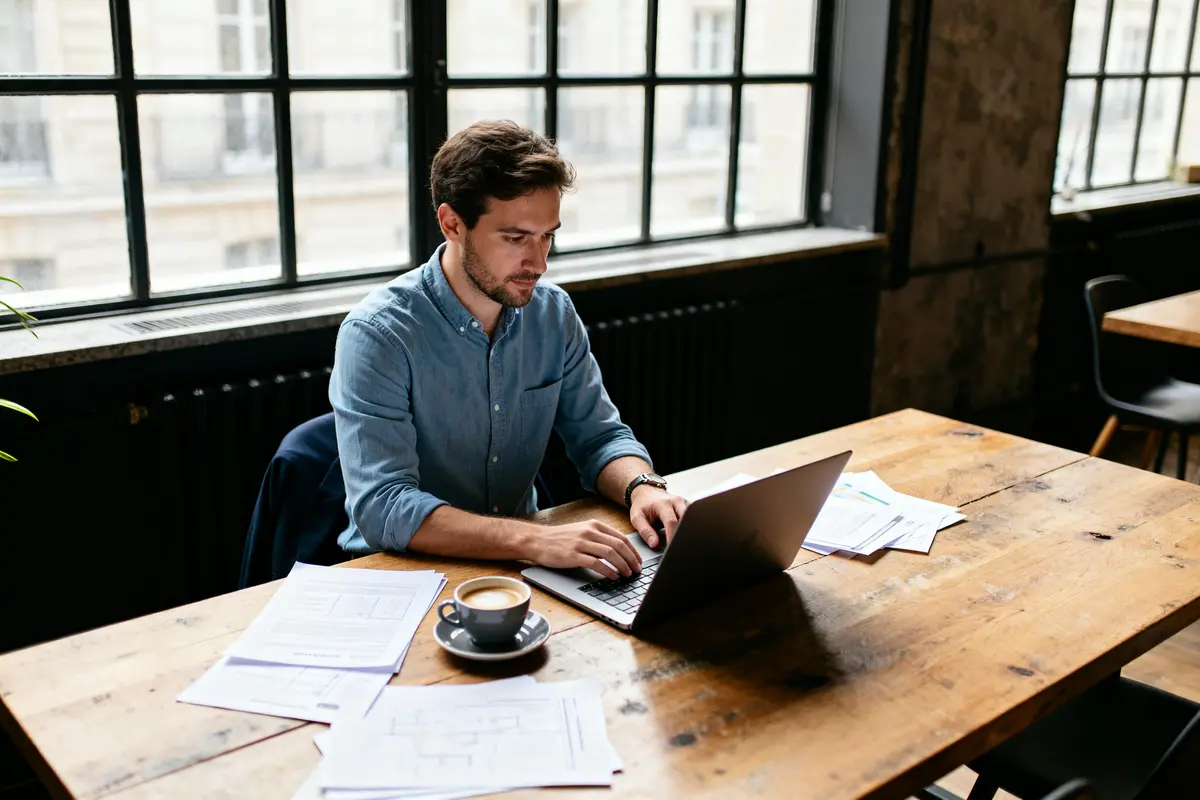 Homme travaillant sur un ordinateur portable dans un bureau pour business-focus.fr