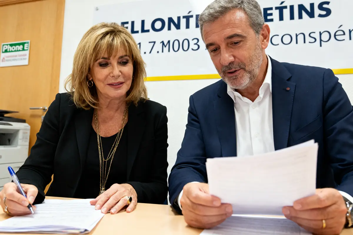 Deux personnes en réunion d'affaires discutant de la fortune de Chantal Goya.